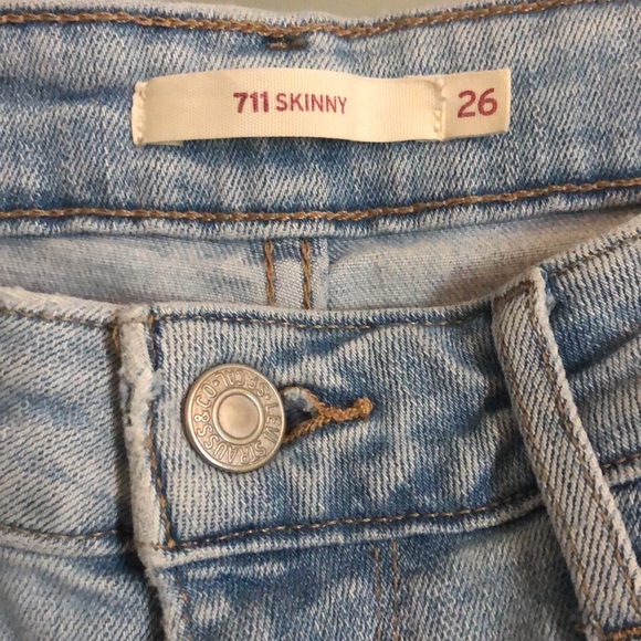 Levi’s Light Wash 711 Skinny Jeans - 26 waist - Picture 3 of 3
